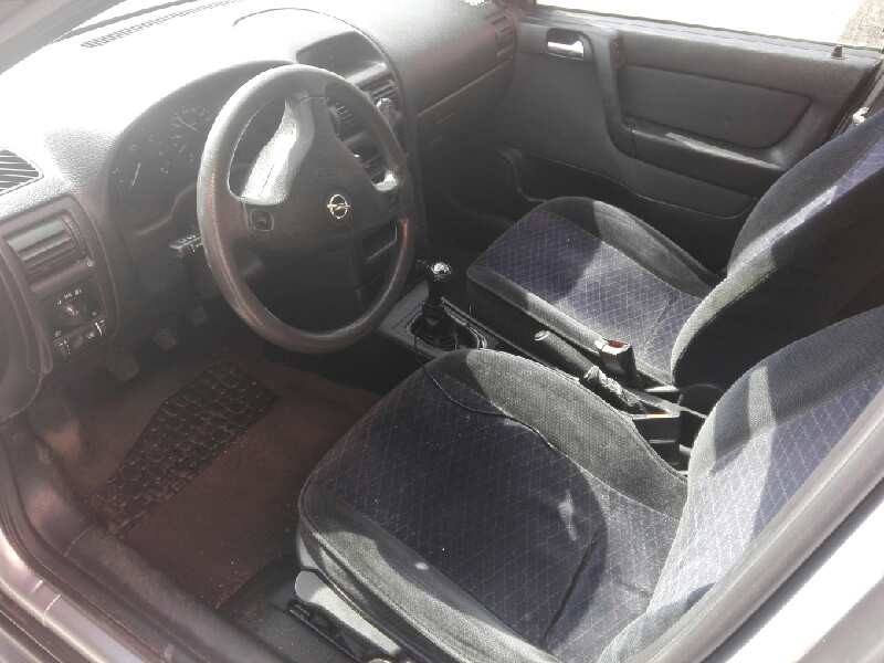 opel astra g berlina del año 2000