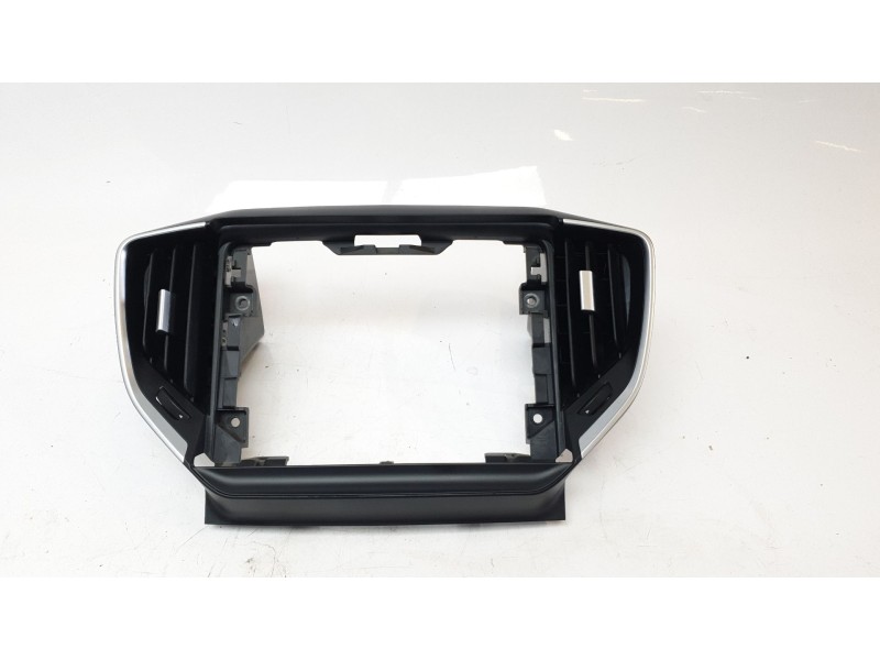 Recambio de aireador central para maserati ghibli iii (m157) 3.0 referencia OEM IAM 670168345  