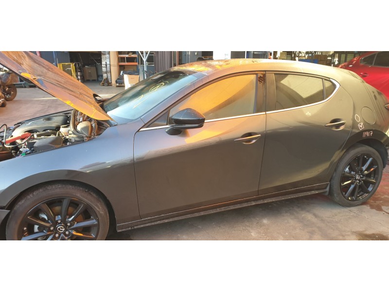 Recambio de puerta delantera izquierda para mazda 3 berlina (bp) evolution referencia OEM IAM BCY15902XC  