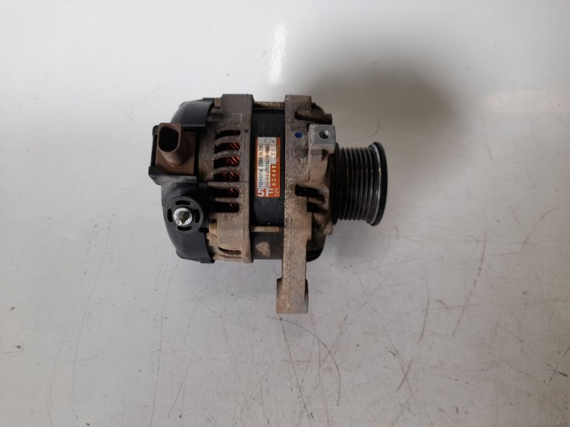 Recambio de alternador para toyota hilux vii 2.4 d referencia OEM IAM 270600L110 TG1042107060 A30437