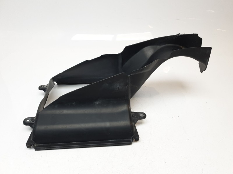 Recambio de canalizador de aire para maserati ghibli iii (m157) 3.0 referencia OEM IAM 670038777  