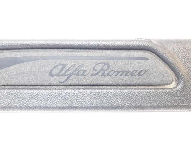 Recambio de moldura para alfa romeo giulia (952) 2.2 jtdm cat referencia OEM IAM 156107575  