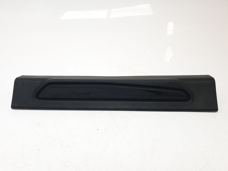 Recambio de moldura para alfa romeo giulia (952) 2.2 jtdm cat referencia OEM IAM 156107572  