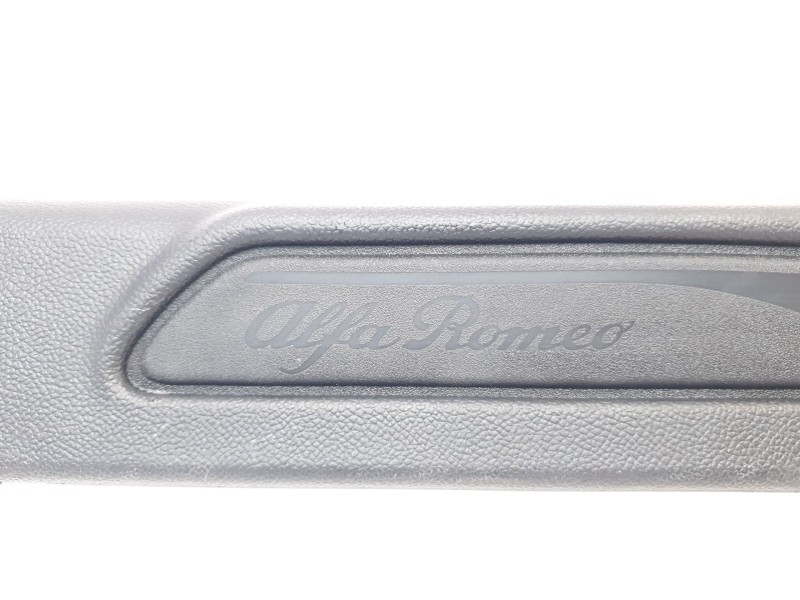 Recambio de moldura para alfa romeo giulia (952) 2.2 jtdm cat referencia OEM IAM 156107572  