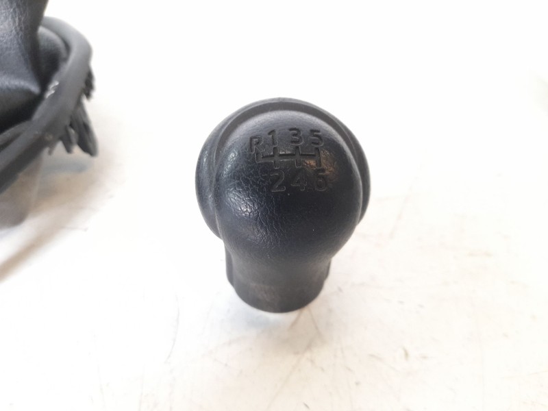 Recambio de pomo palanca cambio para toyota hilux vii 2.4 d referencia OEM IAM 335040K230C0  