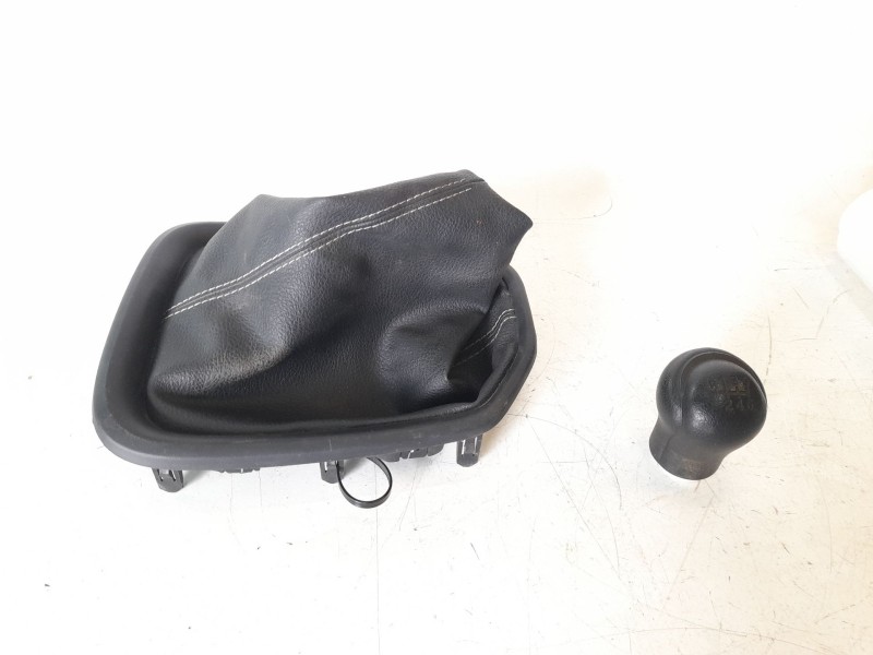 Recambio de pomo palanca cambio para toyota hilux vii 2.4 d referencia OEM IAM 335040K230C0  