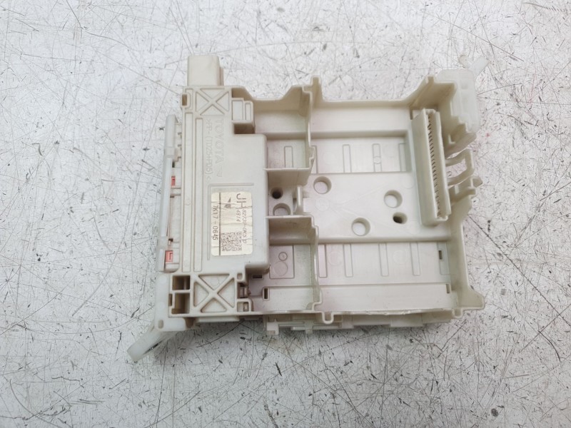 Recambio de caja reles / fusibles para toyota hilux vii 2.4 d referencia OEM IAM 827300K530  