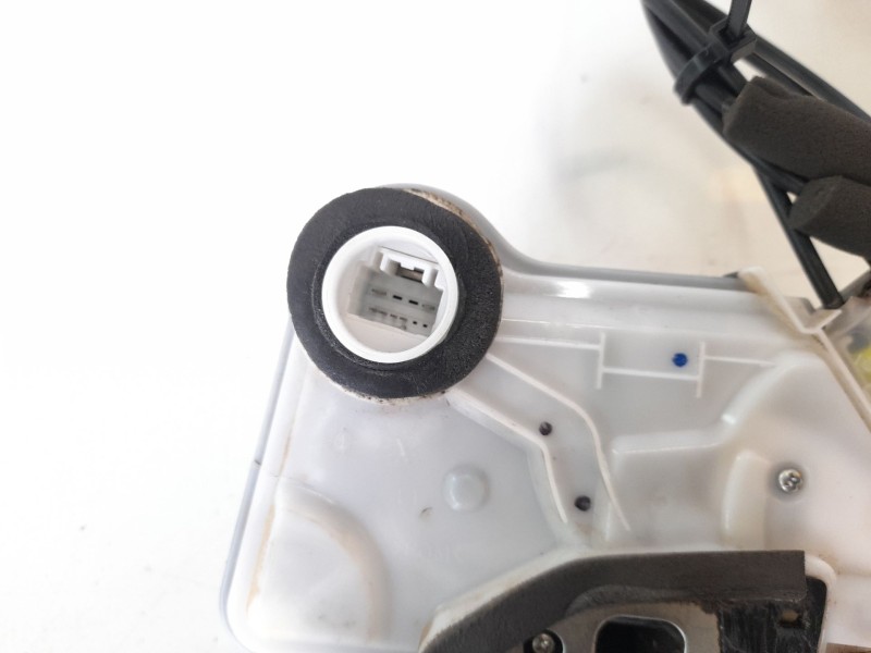 Recambio de cerradura puerta delantera izquierda para toyota hilux vii 2.4 d referencia OEM IAM 6904002450  