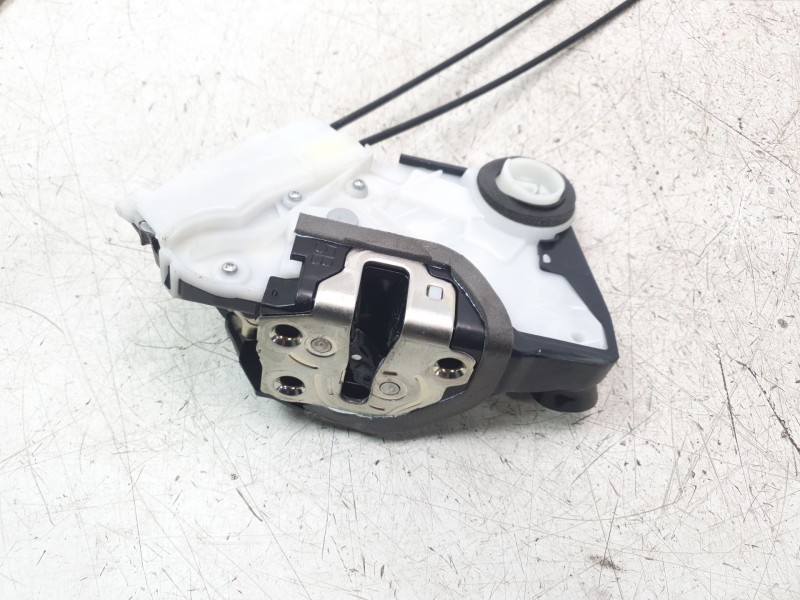 Recambio de cerradura puerta trasera derecha para toyota yaris hybrid active referencia OEM IAM 690500D320  