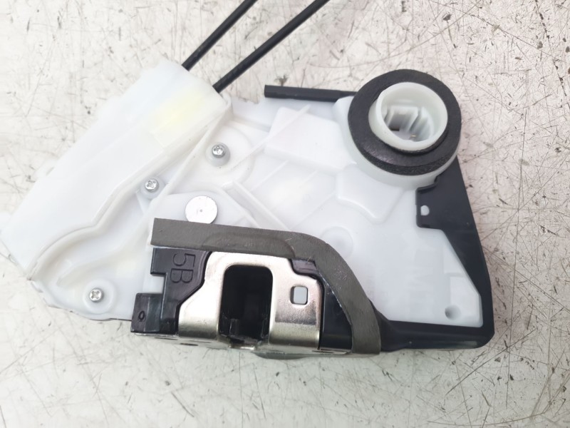 Recambio de cerradura puerta trasera derecha para toyota yaris hybrid active referencia OEM IAM 690500D320  