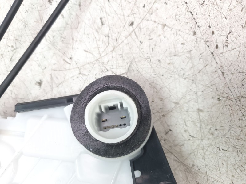 Recambio de cerradura puerta trasera derecha para toyota yaris hybrid active referencia OEM IAM 690500D320  