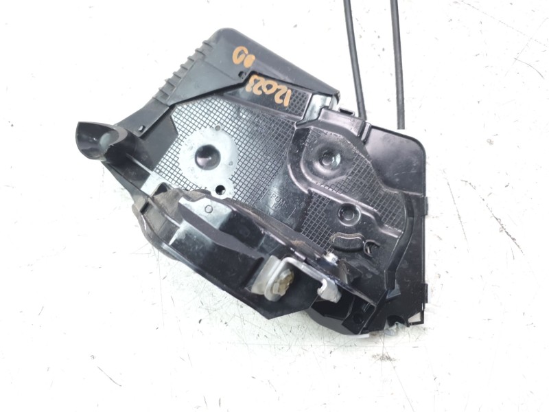 Recambio de cerradura puerta trasera derecha para toyota yaris hybrid active referencia OEM IAM 690500D320  