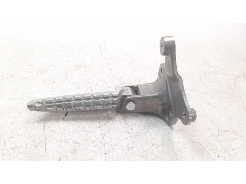 Recambio de estribo para yamaha tricity 300 referencia OEM IAM 2DPF744101  