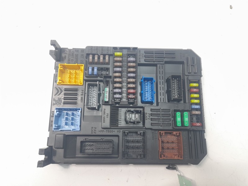 Recambio de caja reles / fusibles para citroën c4 cactus shine referencia OEM IAM 9819851280  