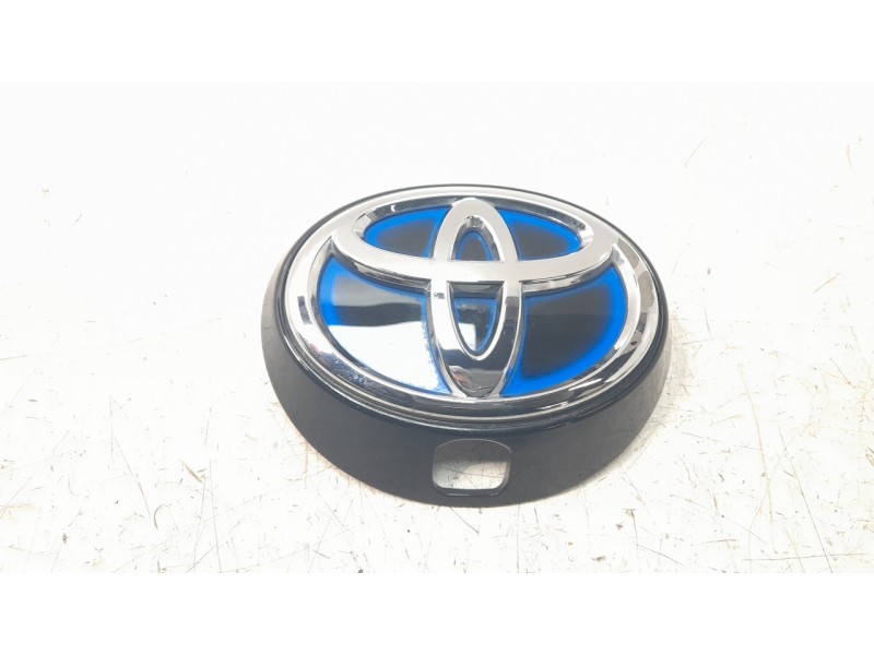 Recambio de moldura para toyota corolla (e21) hybrid style referencia OEM IAM 6793002060  