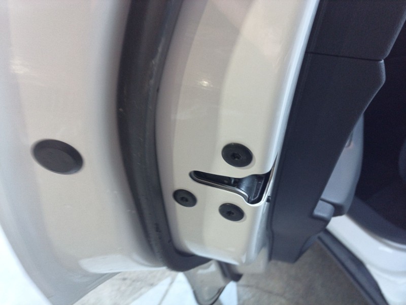 Recambio de cerradura puerta trasera izquierda para mg mg zs suv 1.5 vti referencia OEM IAM 10845782  