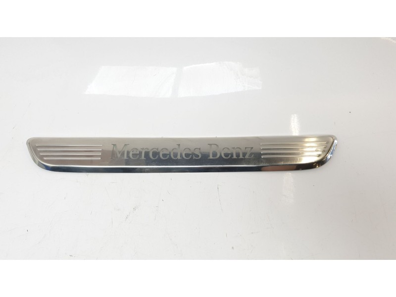 Recambio de moldura para mercedes-benz clase c (w205) lim. c 200 (205.077) referencia OEM IAM A2056802135  