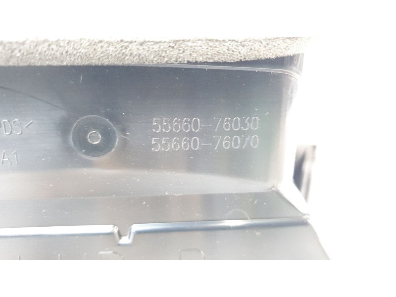 Recambio de aireador derecho para lexus ux (za10) 250h referencia OEM IAM 5566076030  