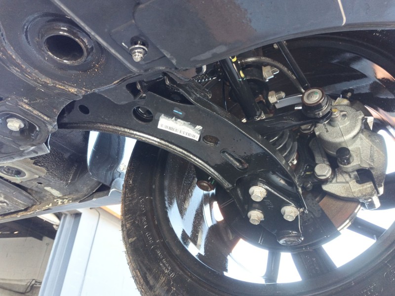 Recambio de brazo suspension inferior delantero izquierdo para mg zs luxury referencia OEM IAM 11048892  