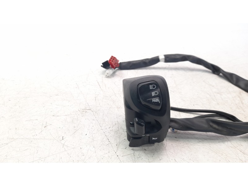 Recambio de piña luces izquierda para yamaha tricity 300 referencia OEM IAM BX9H397200  