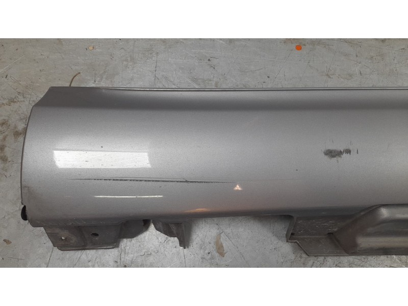 Recambio de estribo lateral para mercedes-benz clase c (w205) familiar 2.1 cdi cat referencia OEM IAM A2056907202  