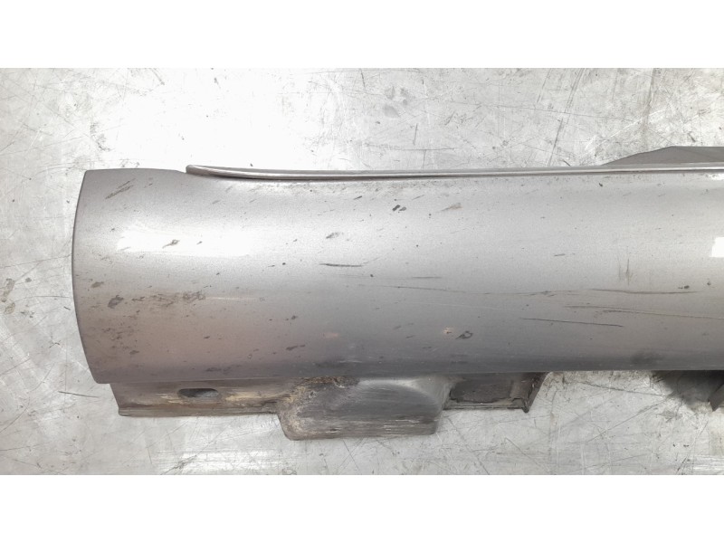 Recambio de estribo lateral para mercedes-benz clase c (w205) familiar 2.1 cdi cat referencia OEM IAM A2056907102  