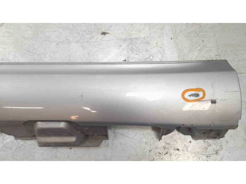 Recambio de estribo lateral para mercedes-benz clase c (w205) familiar 2.1 cdi cat referencia OEM IAM A2056907102  