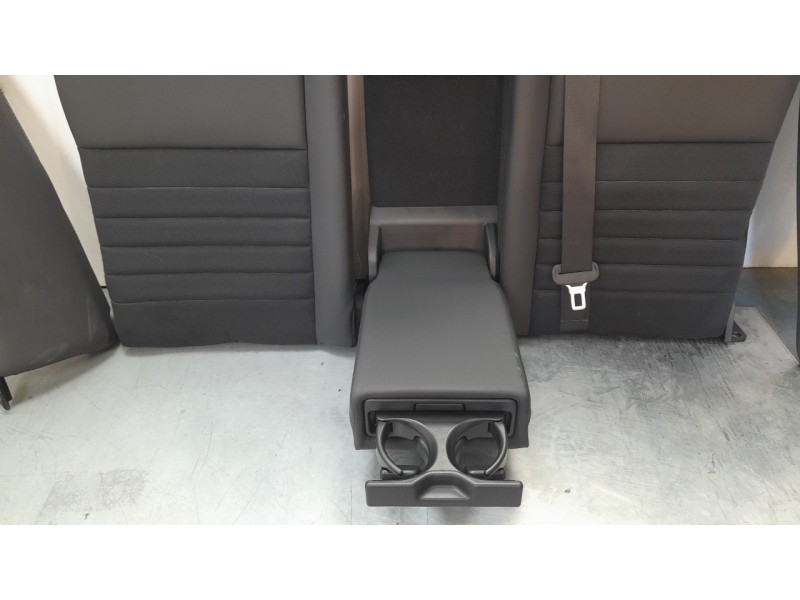 Recambio de asientos traseros para lexus xe2 is300h referencia OEM IAM 7150353060  