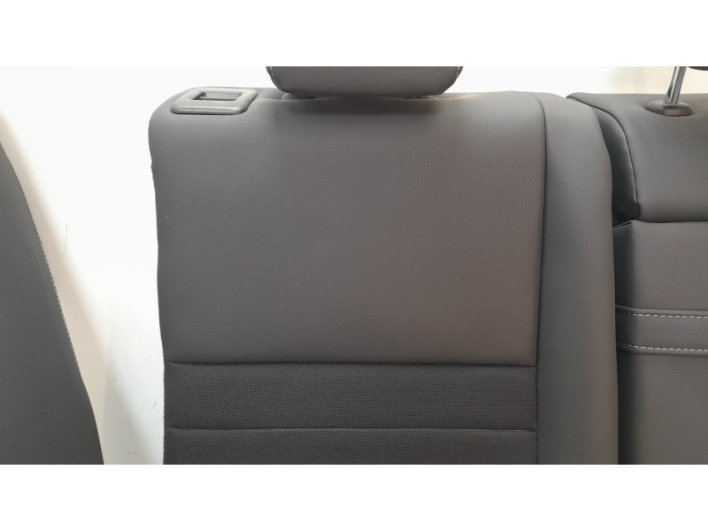 Recambio de asientos traseros para lexus xe2 is300h referencia OEM IAM 7150353060  