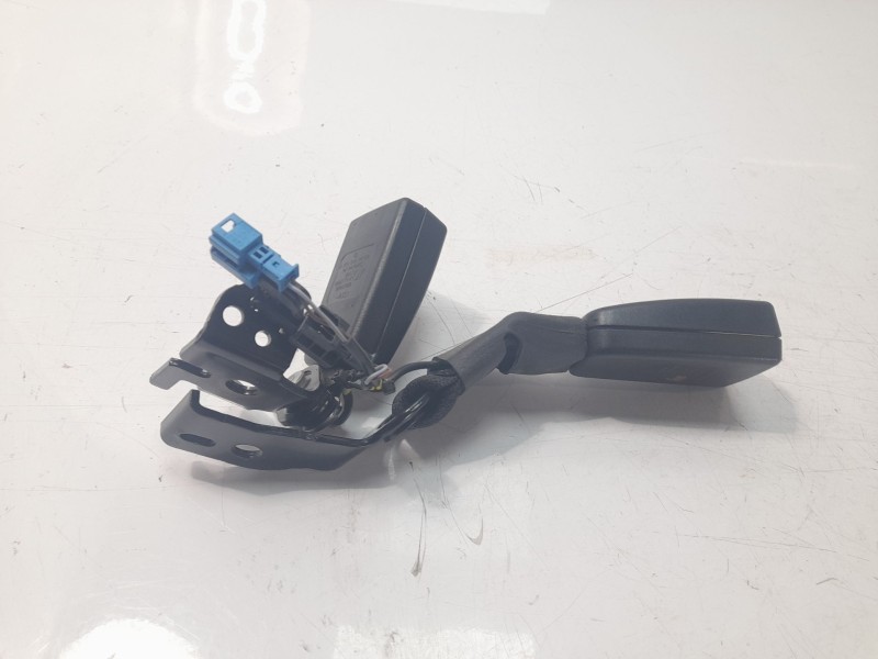 Recambio de enganche cinturon central para mercedes-benz clase c (w205) familiar 2.1 cdi cat referencia OEM IAM A2058600369  