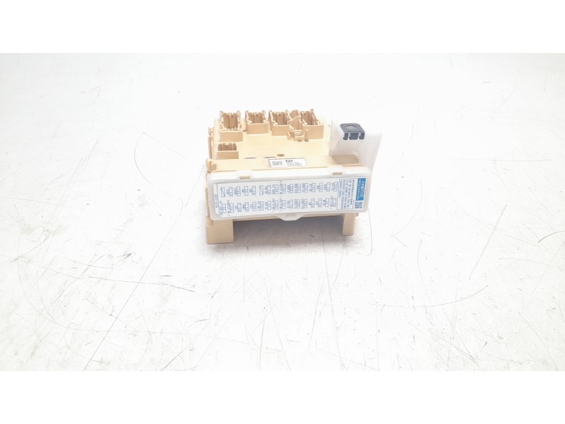 Recambio de caja reles / fusibles para toyota rav 4 referencia OEM IAM 8273042811  