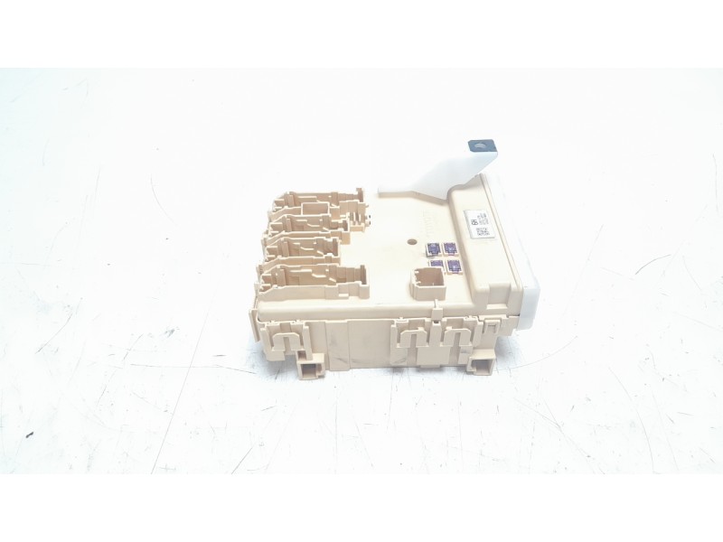 Recambio de caja reles / fusibles para toyota rav 4 referencia OEM IAM 8273042811  