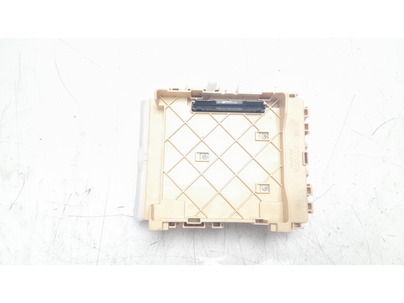 Recambio de caja reles / fusibles para toyota rav 4 referencia OEM IAM 8273042811  