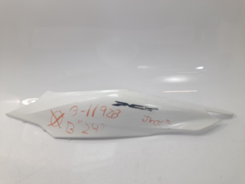 Recambio de moldura para honda pcx 125 referencia OEM IAM 83610K1ZJ100  