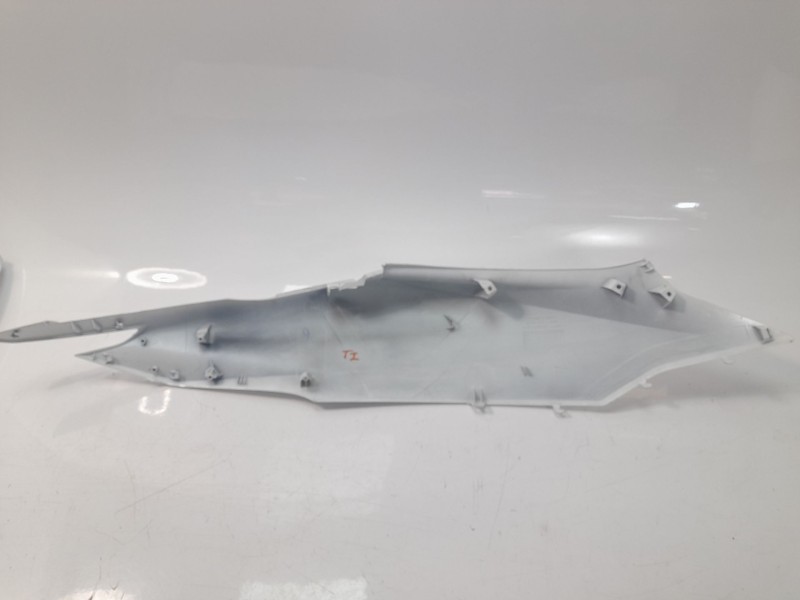 Recambio de moldura para honda pcx 125 referencia OEM IAM 83610K1ZJ100  