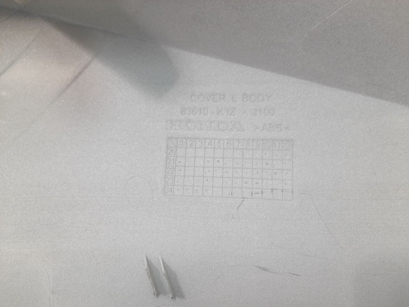 Recambio de moldura para honda pcx 125 referencia OEM IAM 83610K1ZJ100  