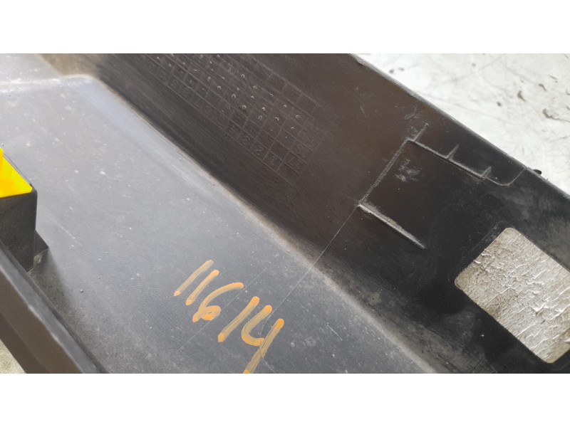 Recambio de estribo lateral para hyundai kona referencia OEM IAM 87751J9000  