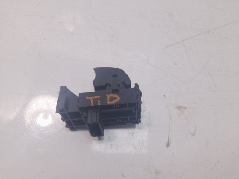 Recambio de mando elevalunas trasero derecho para toyota corolla station wagon (_e21_) 2.0 hybrid (mzeh12) referencia OEM IAM 84