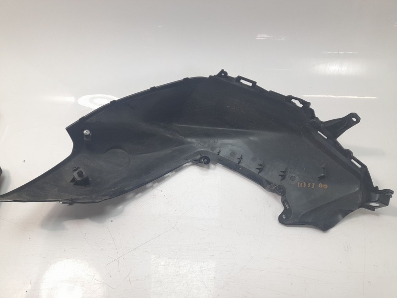 Recambio de carenado delantero derecho para yamaha mt-07 referencia OEM IAM BAT2413900  