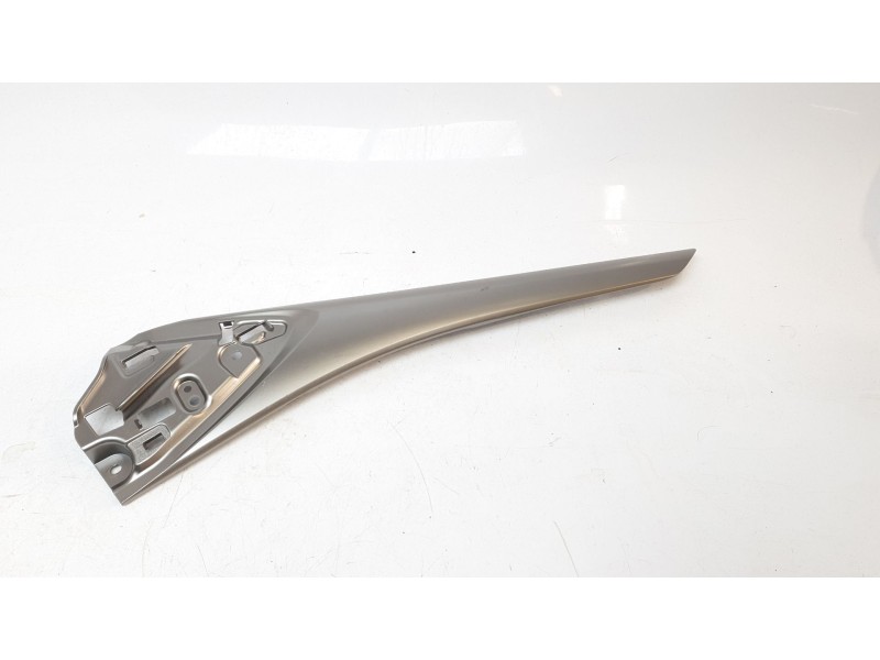 Recambio de moldura para lexus xe2 is300h referencia OEM IAM 550115310  