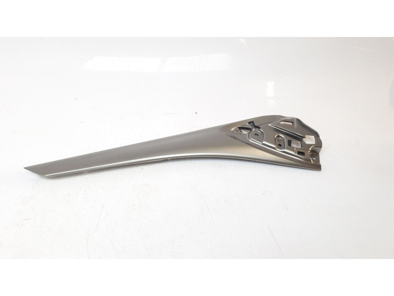 Recambio de moldura para lexus xe2 is300h referencia OEM IAM 5501253010  