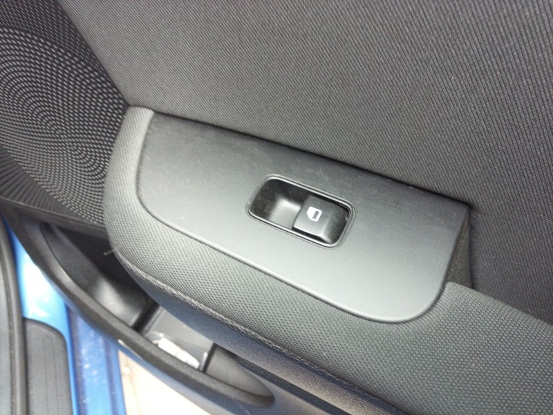 Recambio de mando elevalunas trasero derecho para kia ceed tourer (cd) 1.0 t-gdi referencia OEM IAM   