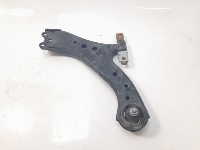 Recambio de brazo suspension inferior delantero derecho para toyota rav4 referencia OEM IAM 4806842070  