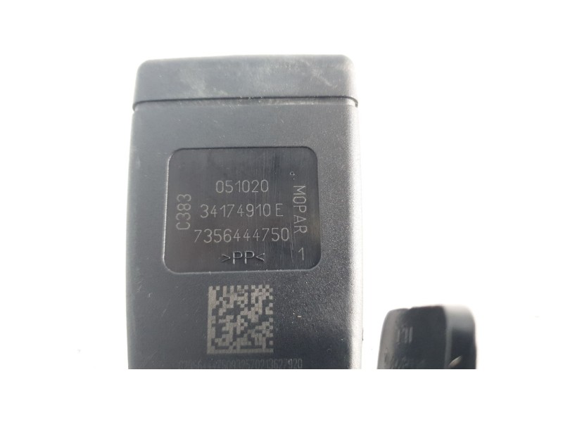 Recambio de enganche cinturon trasero derecho para jeep renegade limited 4x4 referencia OEM IAM 7356444750  