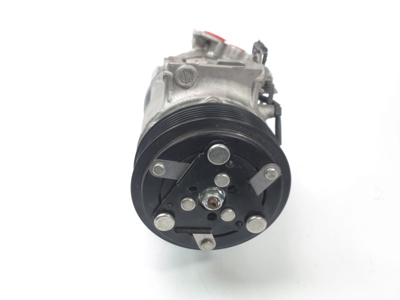 Recambio de compresor aire acondicionado para renault captur ii techno referencia OEM IAM 926006UB0A  