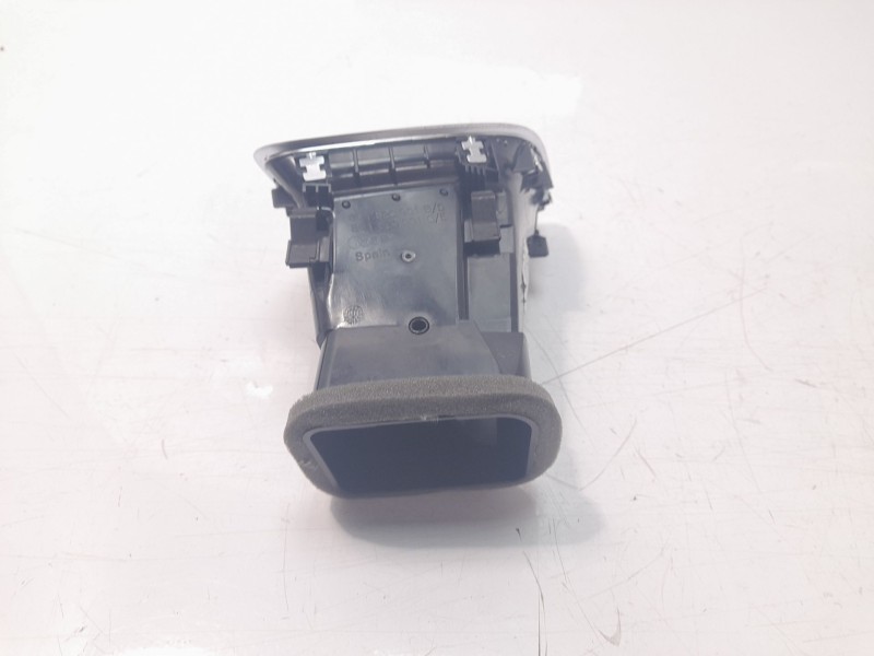 Recambio de rejilla aireadora para audi q3 (8ug) attraction quattro referencia OEM IAM 8U1820901B  