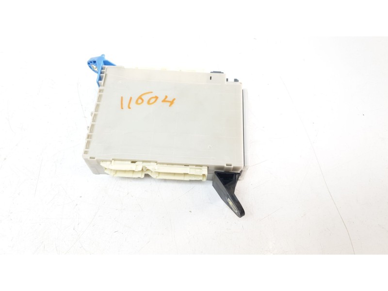 Recambio de caja reles / fusibles para lexus xe2 is300h referencia OEM IAM 8273053J31  