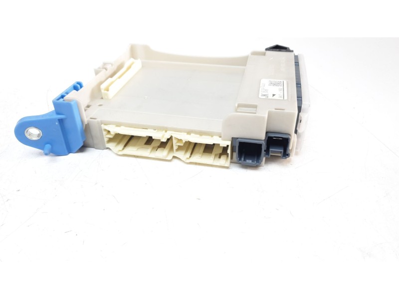 Recambio de caja reles / fusibles para lexus xe2 is300h referencia OEM IAM 8273053J31  