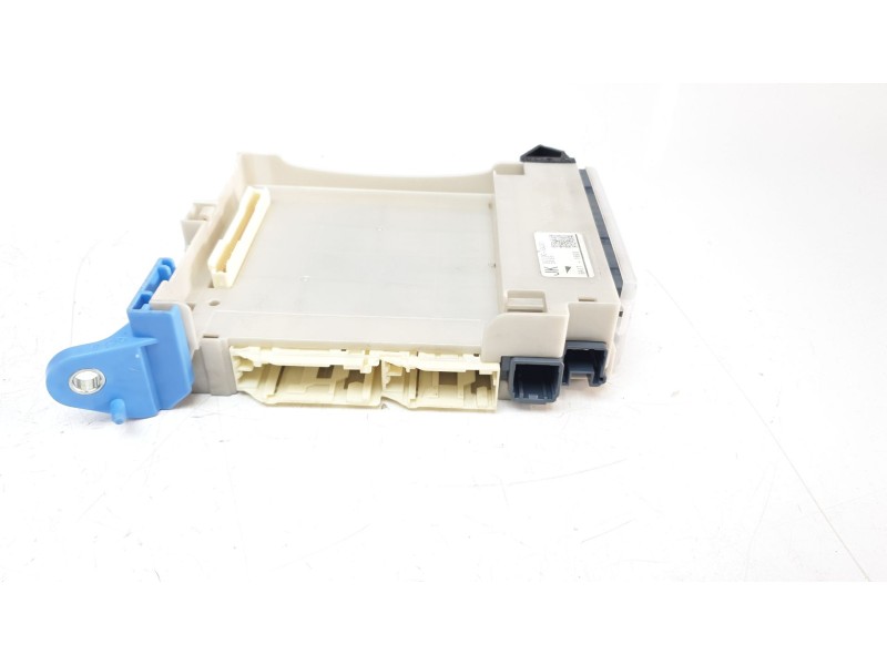 Recambio de caja reles / fusibles para lexus xe2 is300h referencia OEM IAM 8273053J31  