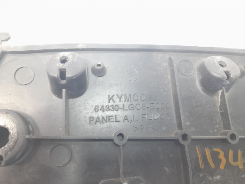 Recambio de moldura para kymco ak550 referencia OEM IAM 64330LGC6E00  